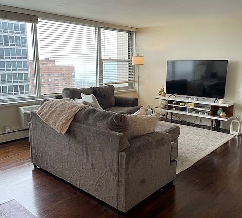 2nd image of 336 W Wellington Ave APT 2302