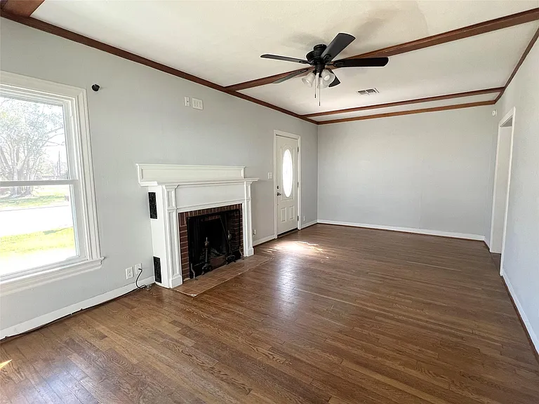 801 Avenue F — Photo 4