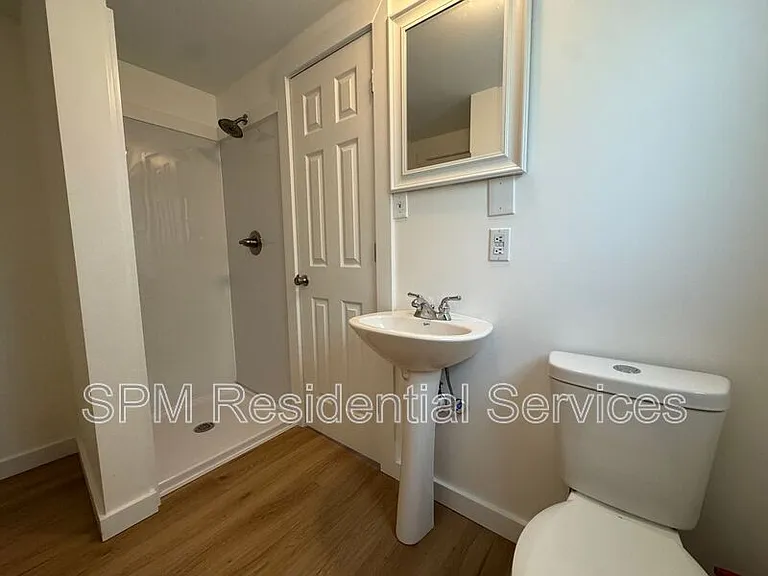 100 SE 43rd St #1 — Photo 13