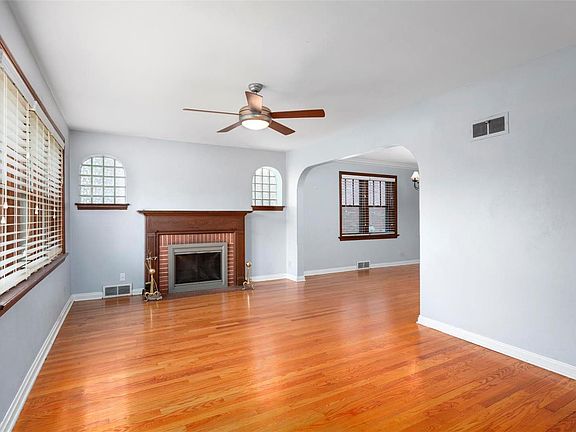 3rd image of 4996 Parker Ave