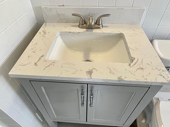 5th image of 403 Swanson St