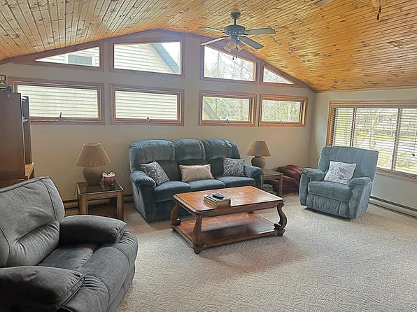 134 Wyalusing Dr, Pocono Lake, PA 18347