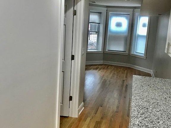4th image of 1544 W Diversey Pkwy #G