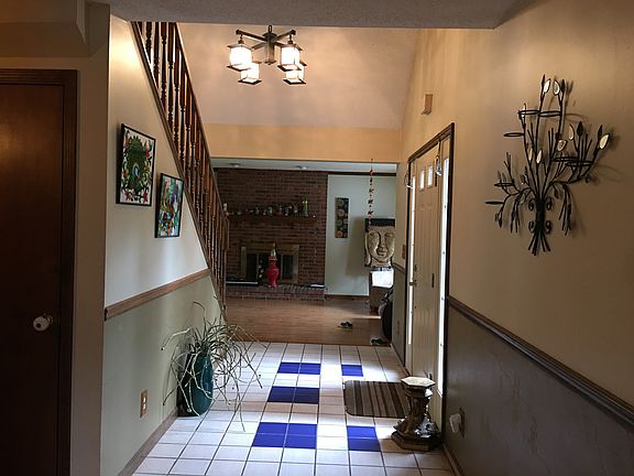 Main entrance high ceiling 