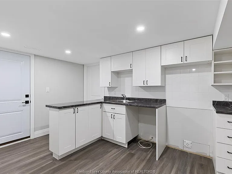 35 Victoria St N #LOWER — Photo 6