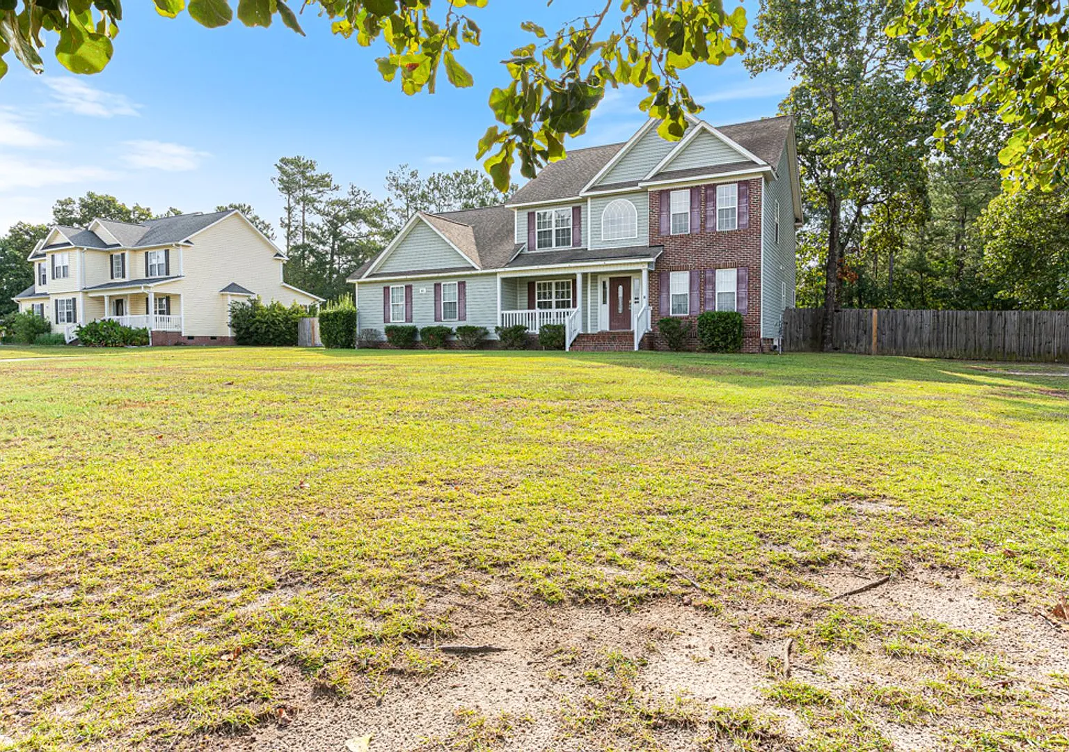 4 Bedrooms with a Bonus Room! 2-Story Home in the Persimmon Hill Subdivision! Move In Ready!! — Photo 1