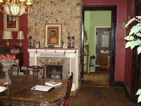 2nd image of 127 Franklin Ave #1/2