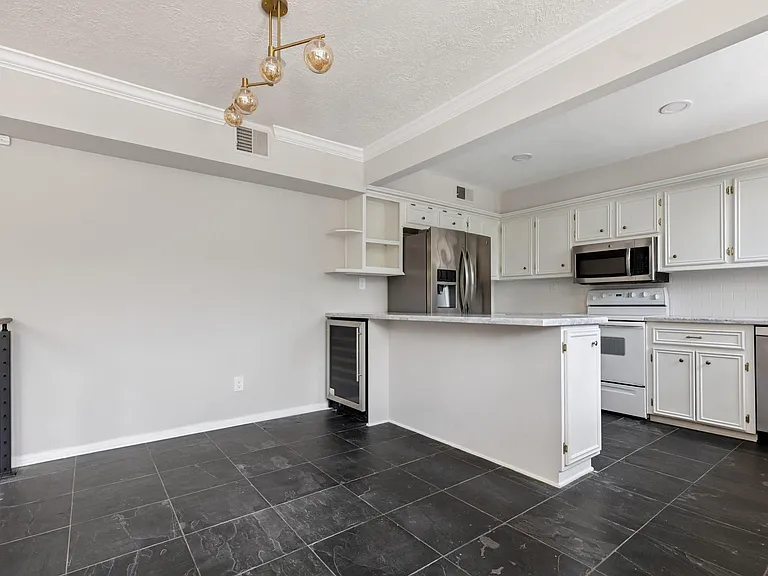 601 Sandman St — Photo 3