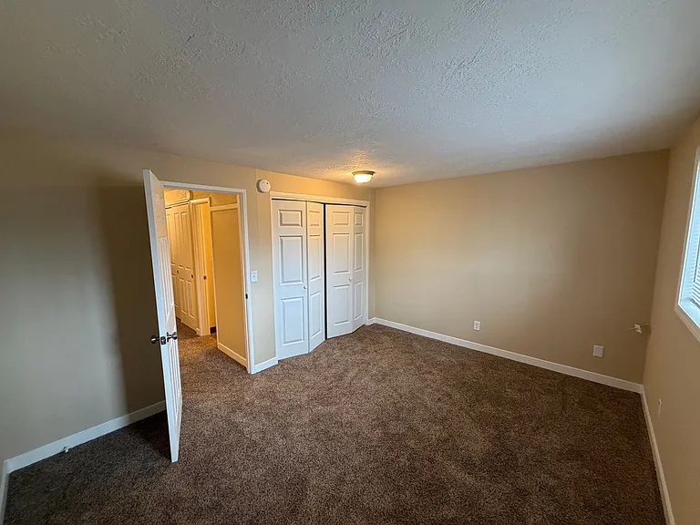 4890 & 4894 Sunnyside Rd SE — Photo 8