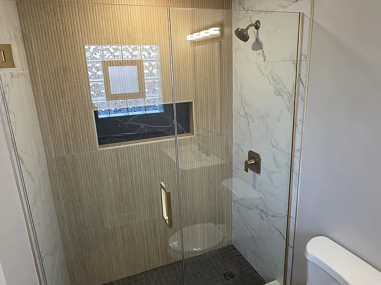 Bathroom 2 (Master Bathroom)