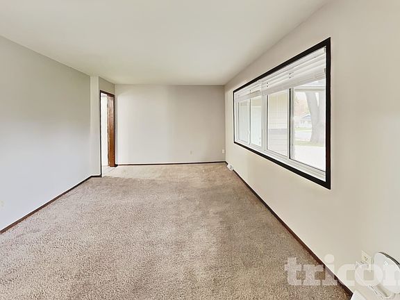 2nd image of 1465 Crest Dr