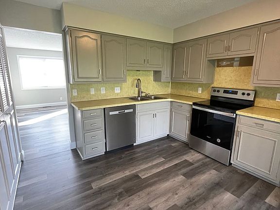 3rd image of 905 Manor Dr #1