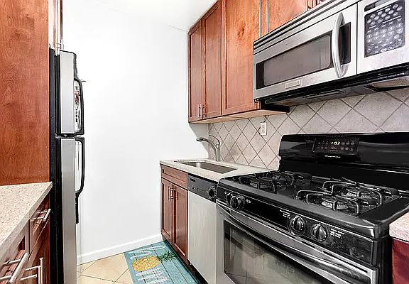 5th image of 211 E 53rd St APT 2C