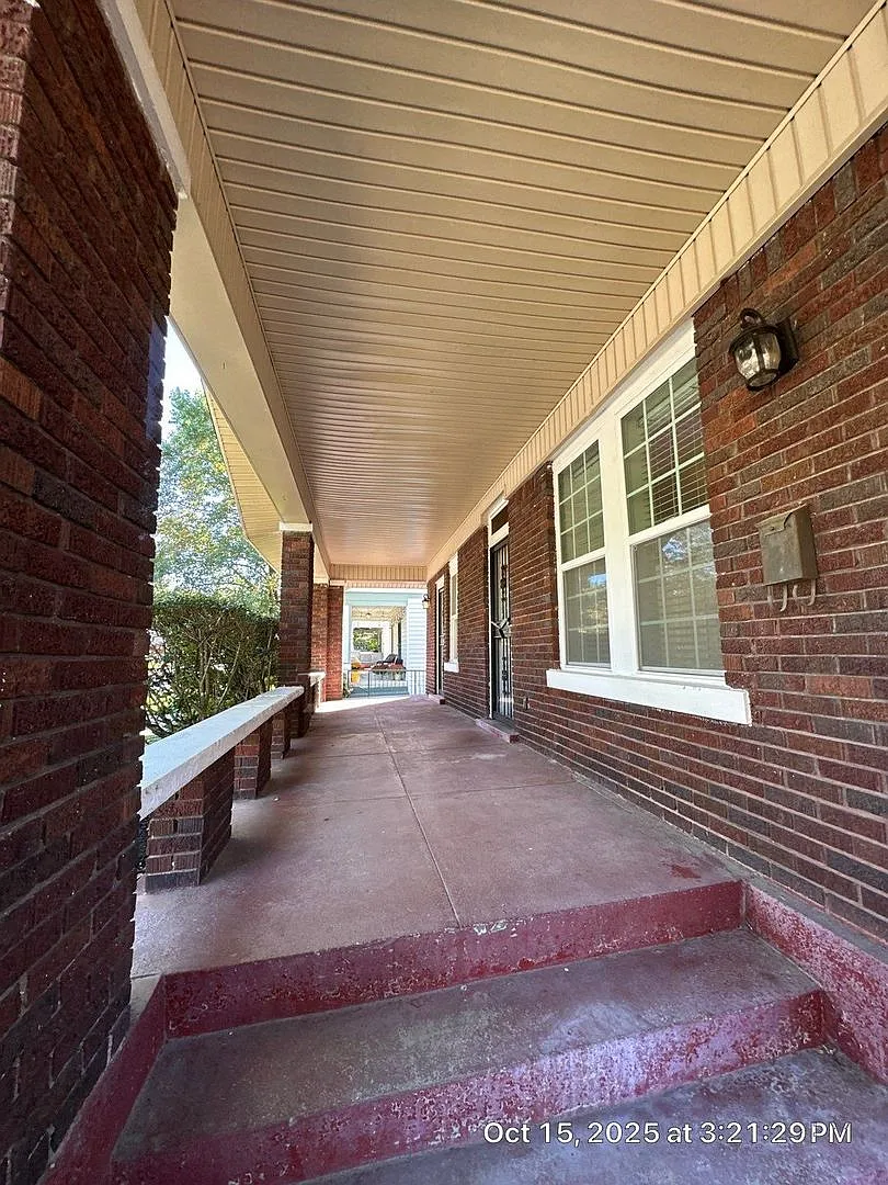 Rhodes Area 4 Bedroom /2.5 Bath House! Gorgeous New Floors — Photo 3