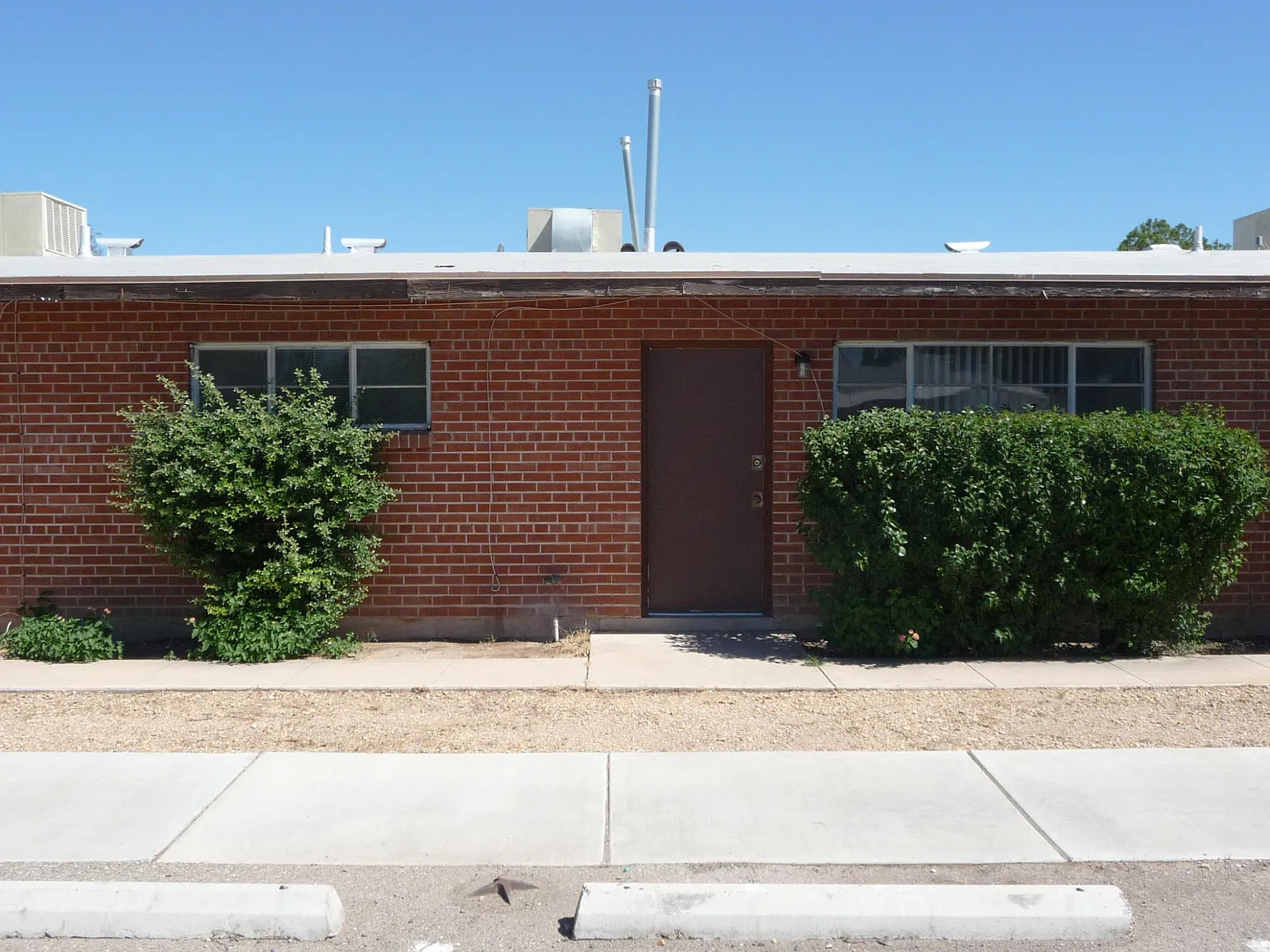 2 bed, 1.0 bath, 840 sqft, $895 — Photo 1