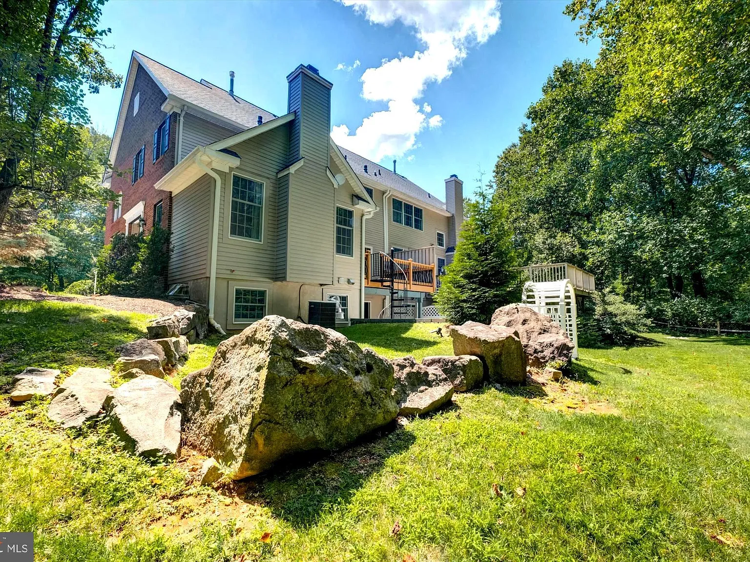 3 bed, 2.5 bath, 2555 sqft, $5,400 — Photo 1