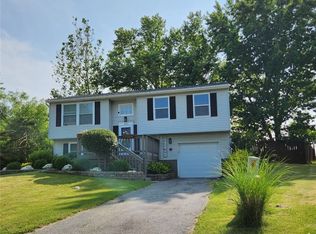 1623 Cornfield Cir, Farmington, NY 14425