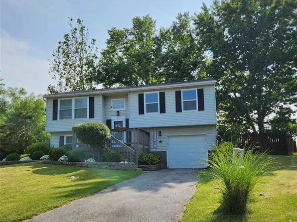 1623 Cornfield Cir, Farmington, NY 14425