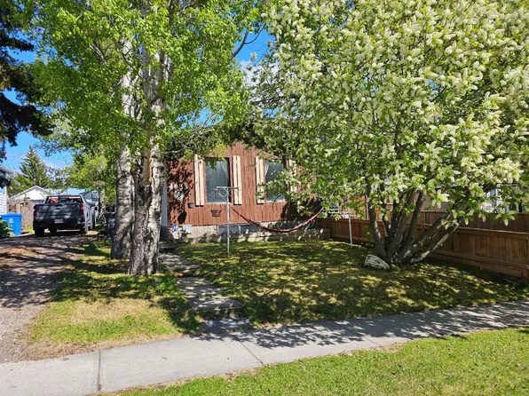 4833 W 47th St, Rocky Mountain House, AB T4T 1C9