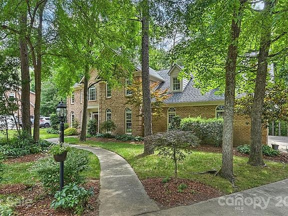 3rd image of 906 Mangionne Dr