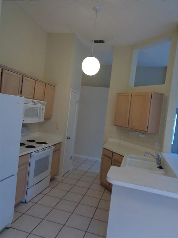 3 bed, 2.0 bath, 1750 sqft, $1,995 — Photo 4
