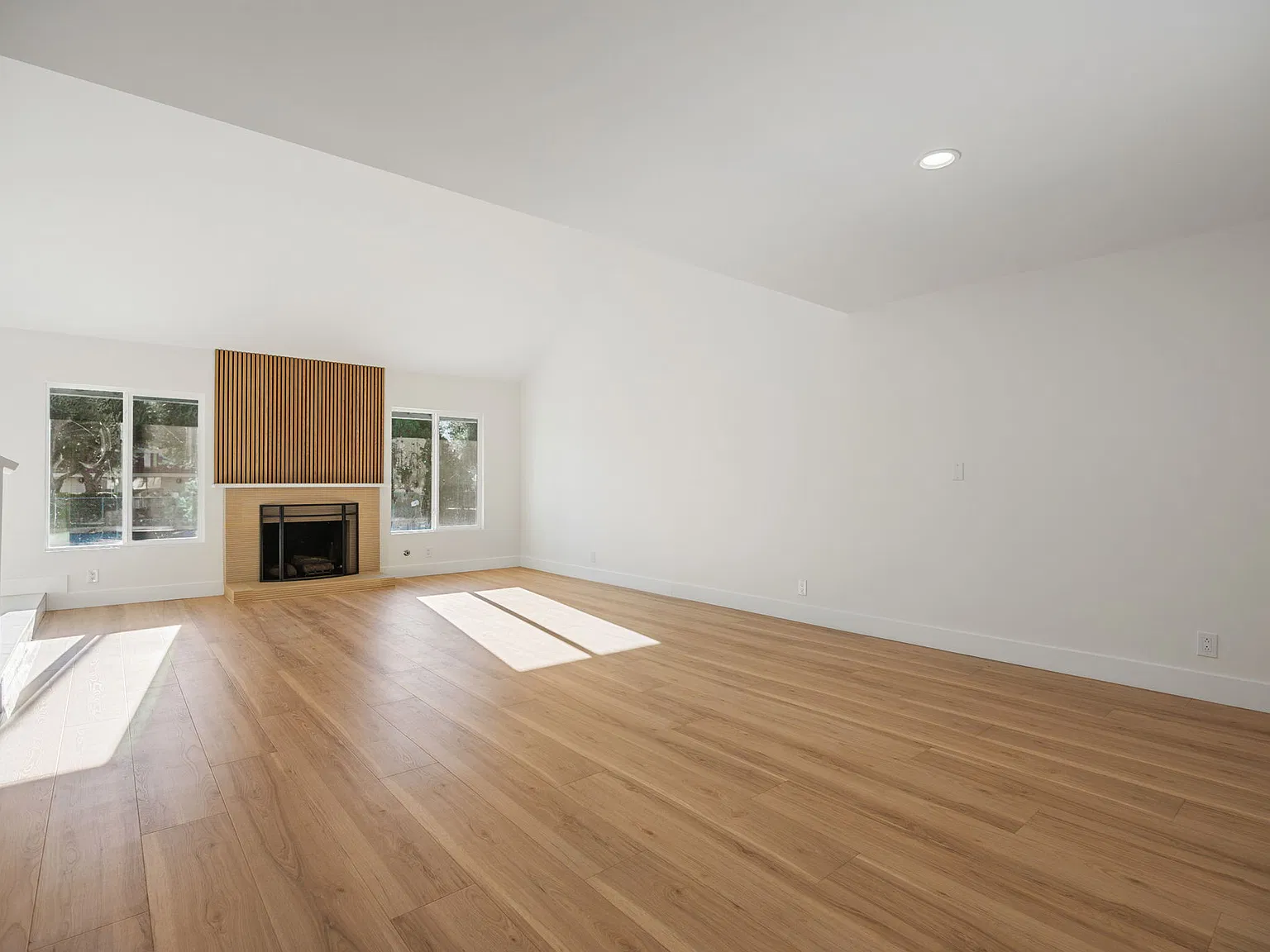 5 bed, 2484 sqft, $5,900 — Photo 3
