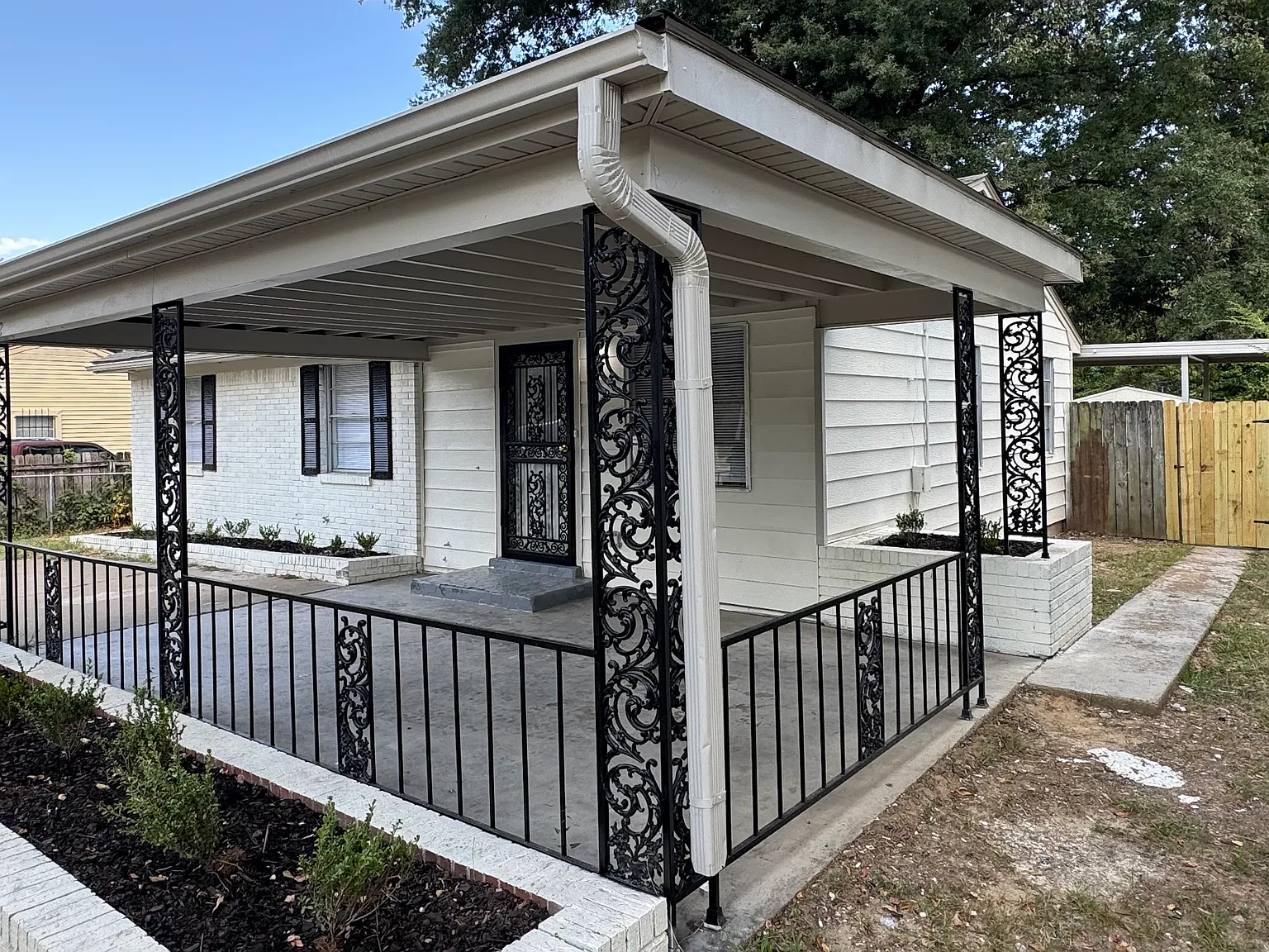 3 bed, 2.0 bath, 1279 sqft, $1,295 — Photo 2