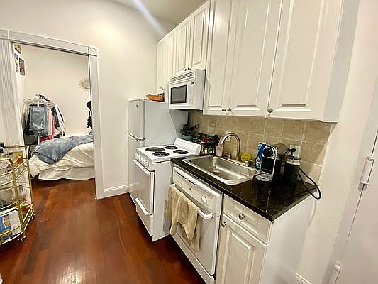 5th image of 256 E 10th St #3T