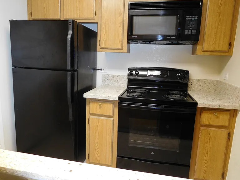 215 Roundtree Ct — Photo 3