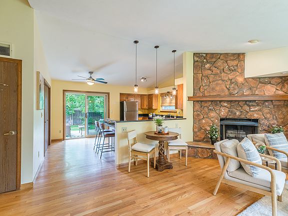 5th image of 350 Lois Cir