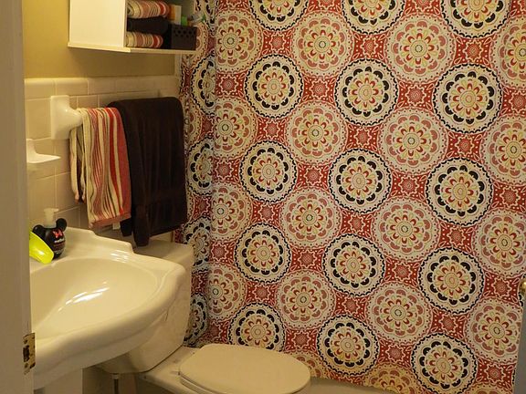 2nd full bath with ceramic tile