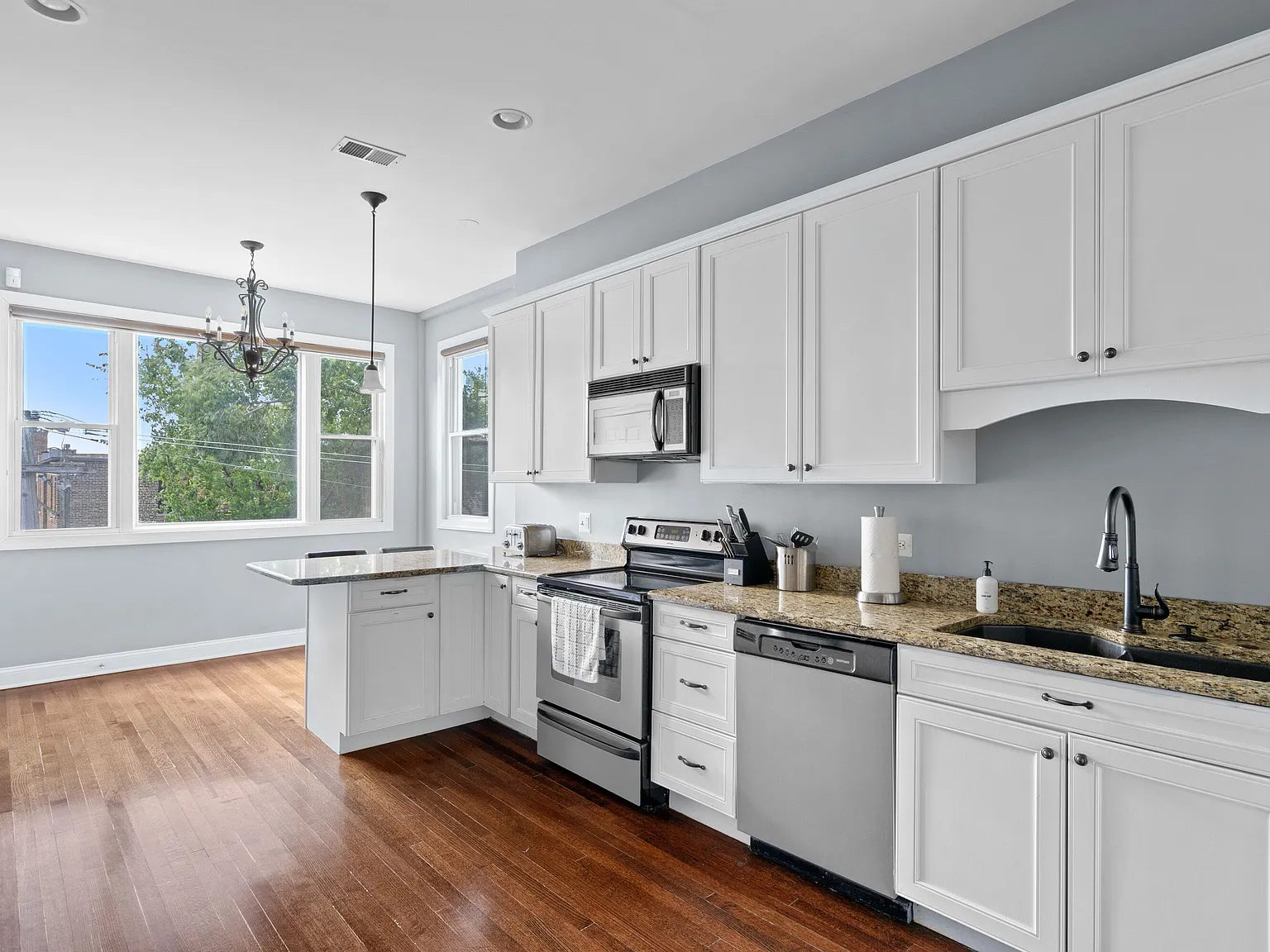913 W Belden Ave — Photo 2