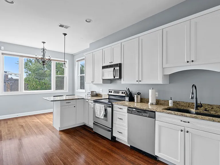 913 W Belden Ave #3 — Photo 2