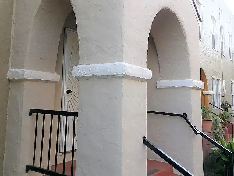 Los Robles Apartments — Photo 2
