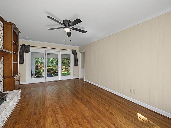 2nd image of 2205 Star Ln