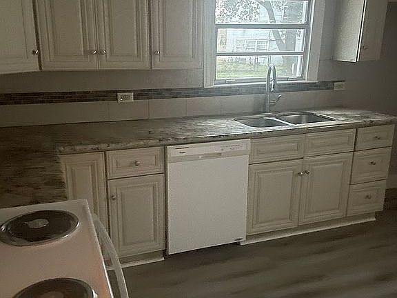 3rd image of 1008 N Washington St