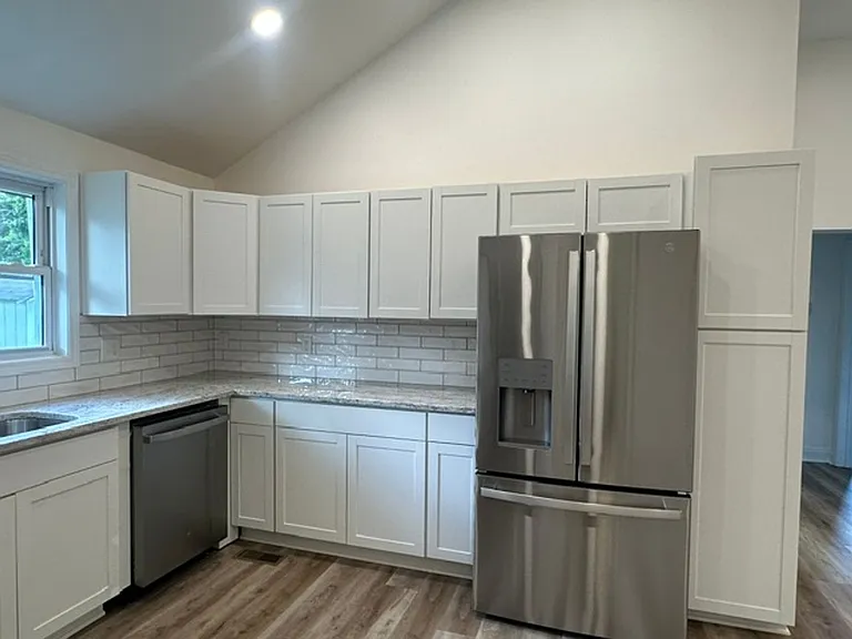 1915 Wells Dr — Photo 2