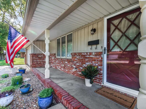 810 W 25th Ave, Hutchinson, KS 67502