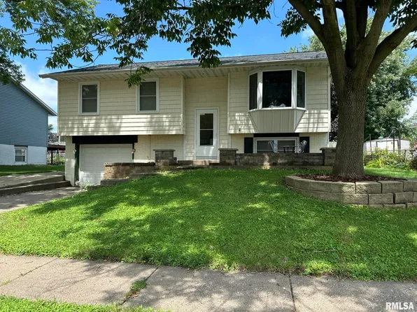 1740 Valley Dr, Davenport, IA 52806