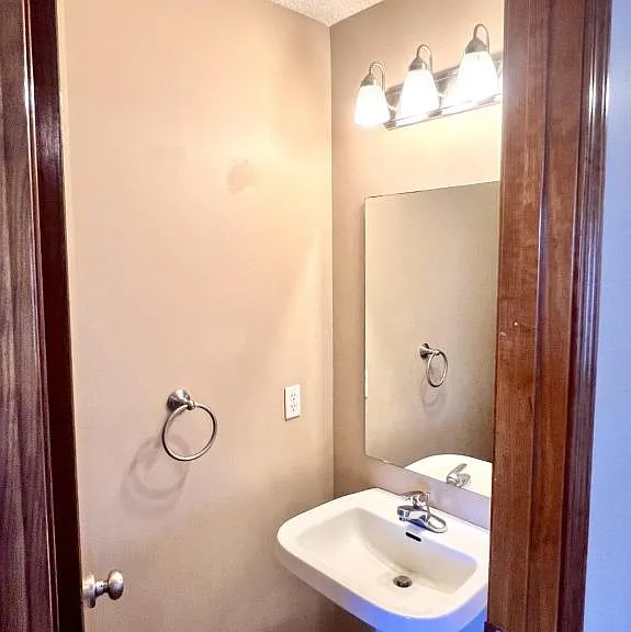 512 N Grove St — Photo 8