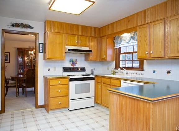 4th image of 9 Woodchuck Ct