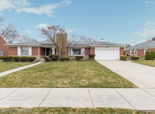 1452 N Renaud Rd, Grosse Pointe Woods, MI 48236