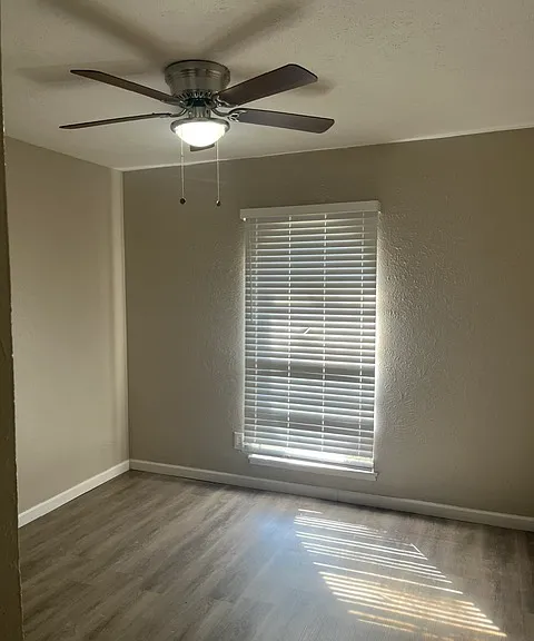 916 Hawthorne Dr — Photo 12
