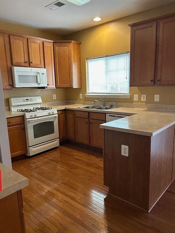3 bed, 2.5 bath, 1876 sqft, $2,295 — Photo 2