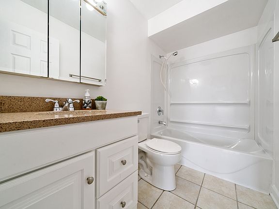 5th image of 526 Kiowa Dr APT 202