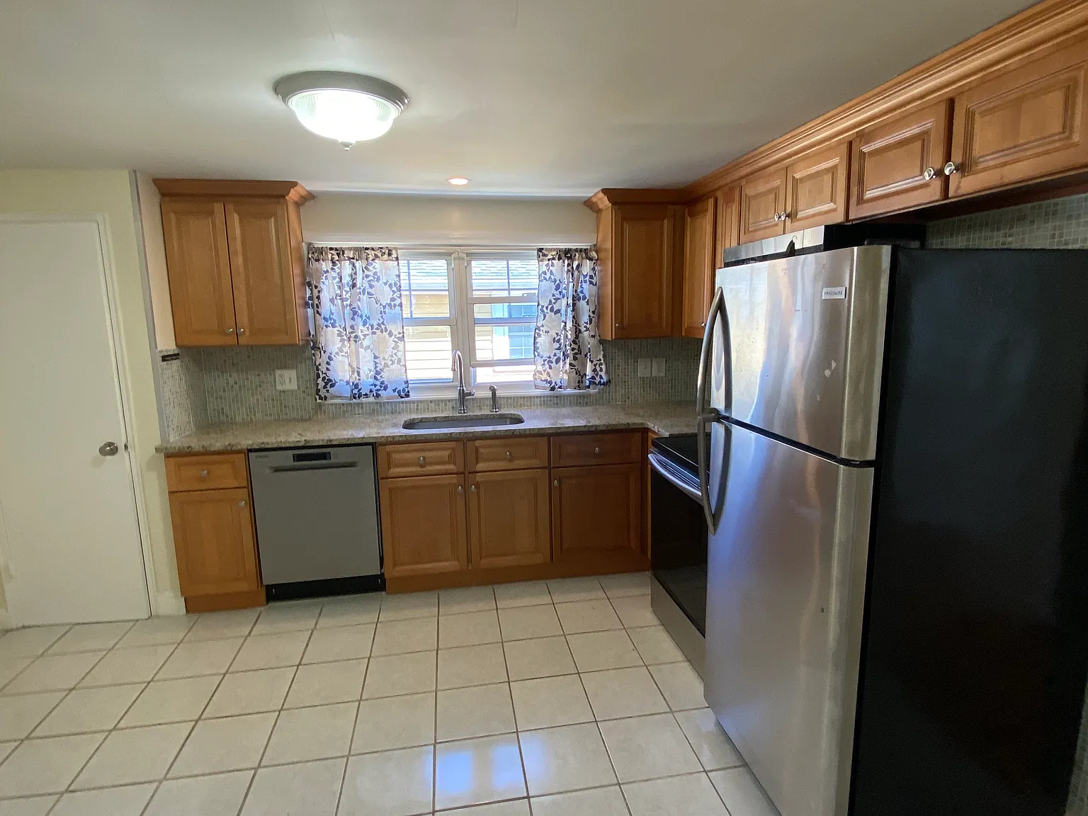 3 bed, 1200 sqft, $2,900 — Photo 2