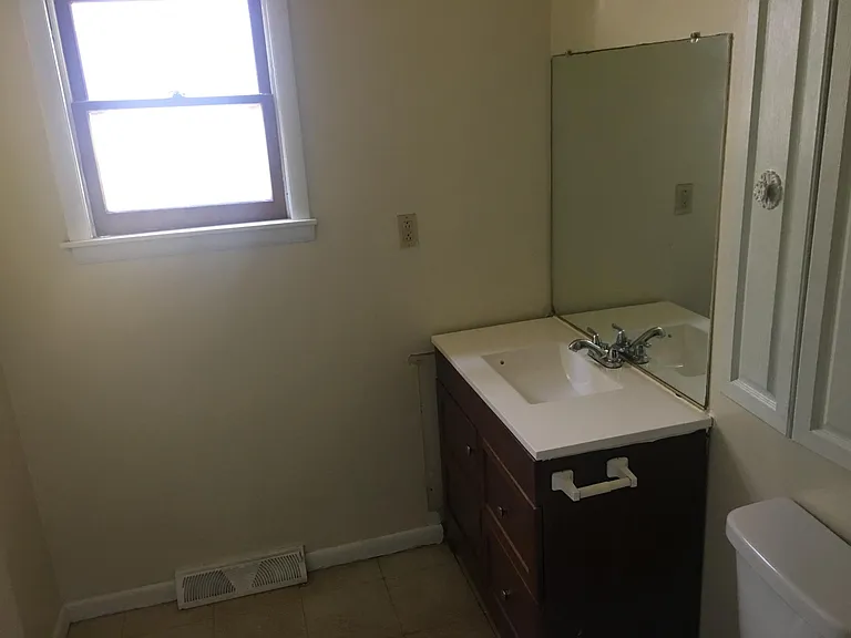 560 Grant St — Photo 3