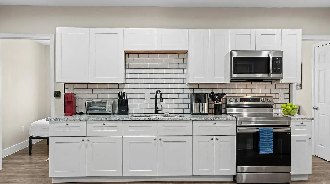 4 bed, 2.0 bath, 2516 sqft, $836 — Photo 2