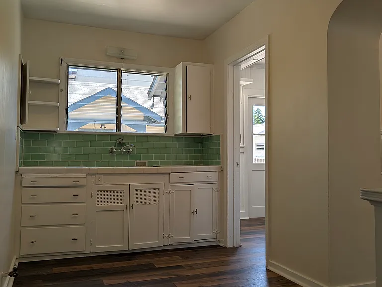 606 Milford St — Photo 4