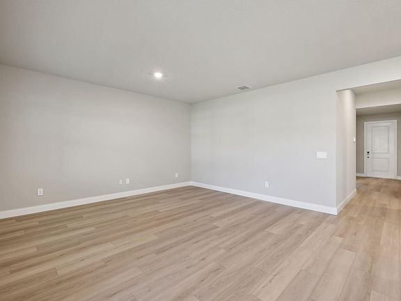 5th image of 9056 Dahlia Circle